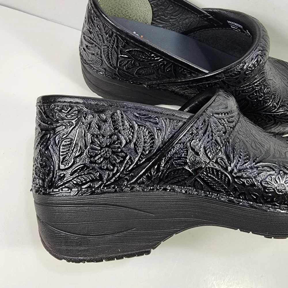 Dansko XP 2.0 Etched Leather Clog Womens EUR 37 US 6.5-7 Black Floral EUC - Picture 2 of 12